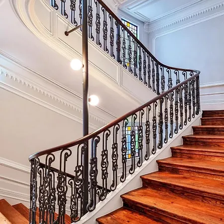 Stunning Flat & Building On The Artsy Street