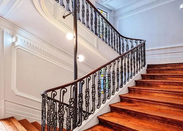 Stunning Flat & Building On The Artsy Street